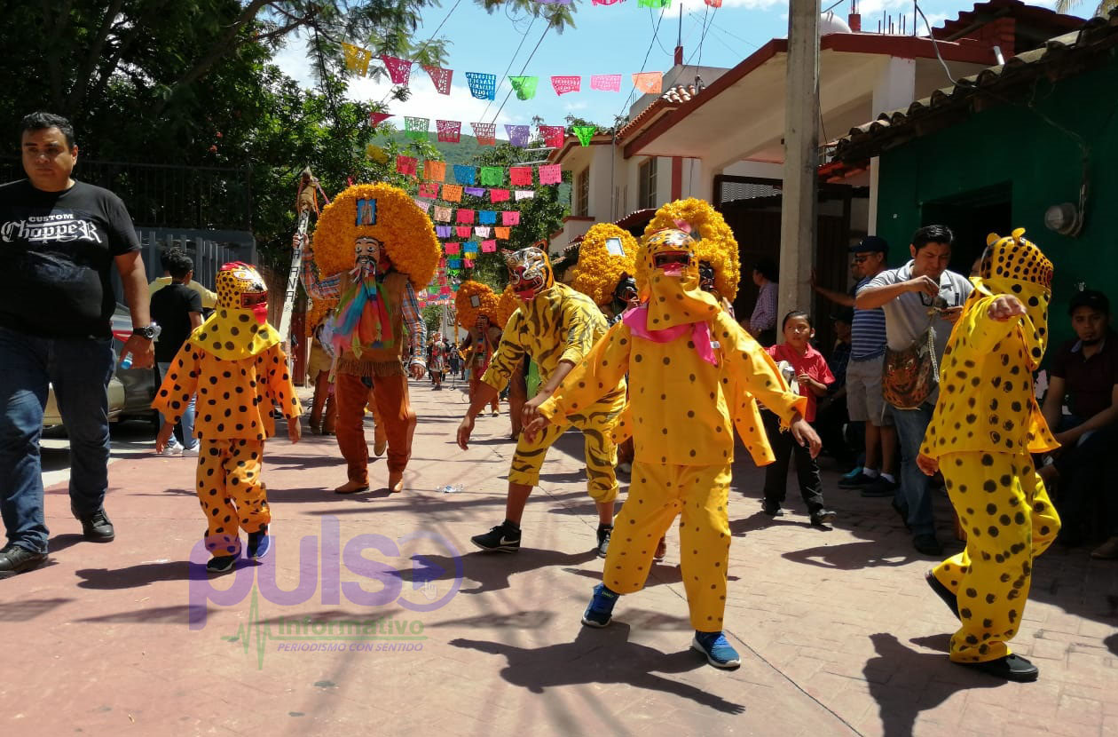 Decenas de danzas recorren la cabecera municipal de Mochitlán
